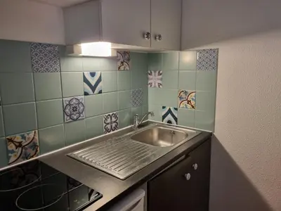 Cuisine ou kitchenette dans l'établissement Appartement T2 - 3 pers - à 400m de la plage, centre station, avec loggia - Biscarrosse Plage - FR-1-521-120