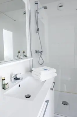 Salle de bains dans l'établissement Hotel Thermes Les Ecureuils-Dax