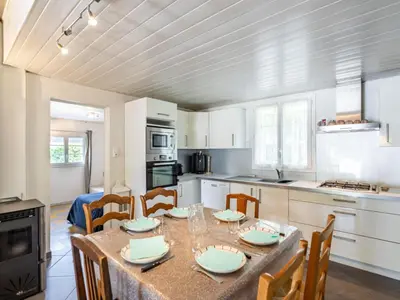 Cuisine ou kitchenette dans l'établissement Holiday Home Pyrénées by Interhome
