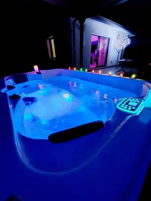 Plan de l'établissement Un Séjour Romantique en couple avec Jacuzzi privé Chromothérapie Jardin Maison privée