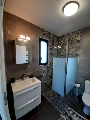 Salle de bains dans l'établissement Un Séjour Romantique en couple avec Jacuzzi privé Chromothérapie Jardin Maison privée