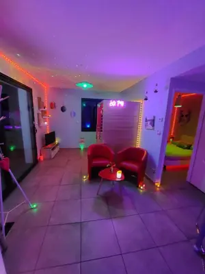 Coin salon dans l'établissement Un Séjour Romantique en couple avec Jacuzzi privé Chromothérapie Jardin Maison privée