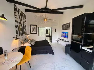 Télévision ou salle de divertissement dans l'établissement Hôtel particulier - Les lodges du Bassin d'Arcachon- Suites privées haut de gamme- Clim-Parking privé
