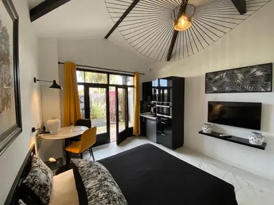 Cuisine ou kitchenette dans l'établissement Hôtel particulier - Les lodges du Bassin d'Arcachon- Suites privées haut de gamme- Clim-Parking privé