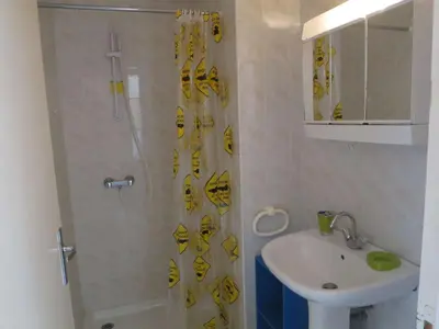 Salle de bains dans l'établissement Appartement récent proche de la plage