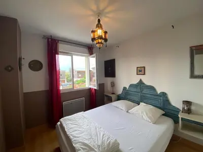 Un ou plusieurs lits dans un hébergement de l'établissement Maison à deux pas de la plage avec jardin et parking - FR-1-413-86