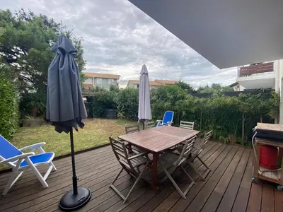 Balcon ou terrasse dans l'établissement Maison à deux pas de la plage avec jardin et parking - FR-1-413-86