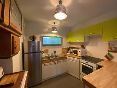 Cuisine ou kitchenette dans l'établissement Maison à deux pas de la plage avec jardin et parking - FR-1-413-86