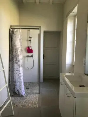 Salle de bains dans l'établissement Château du Rau - Gîte n°8
