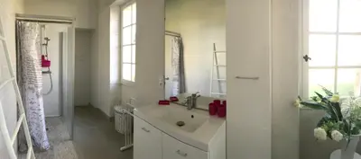 Salle de bains dans l'établissement Château du Rau - Gîte n°8