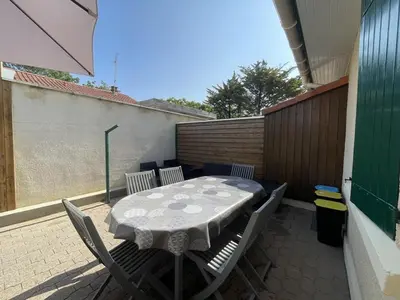 Balcon ou terrasse dans l'établissement Villa mitoyenne pour 9 pers. Proche plage, animaux acceptés, parking - FR-1-379-122