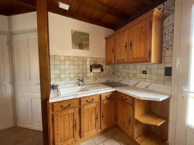 Cuisine ou kitchenette dans l'établissement Villa mitoyenne pour 9 pers. Proche plage, animaux acceptés, parking - FR-1-379-122