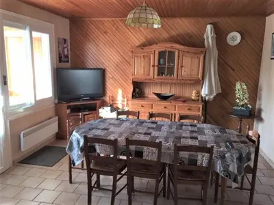 Télévision ou salle de divertissement dans l'établissement Villa mitoyenne pour 9 pers. Proche plage, animaux acceptés, parking - FR-1-379-122