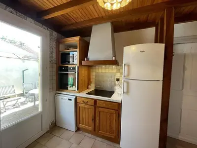 Cuisine ou kitchenette dans l'établissement Villa mitoyenne pour 9 pers. Proche plage, animaux acceptés, parking - FR-1-379-122