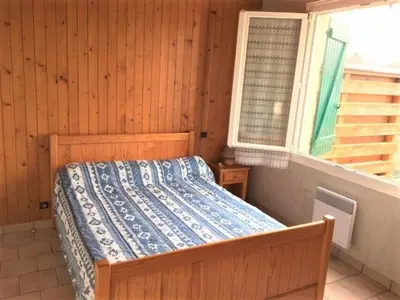 Un ou plusieurs lits dans un hébergement de l'établissement Villa mitoyenne proche plage, 4 pers, 2 ch, terrasse, animaux acceptés - FR-1-379-123