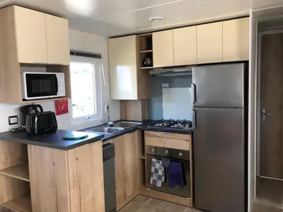 Cuisine ou kitchenette dans l'établissement Mobile Home - Les Dunes de Contis