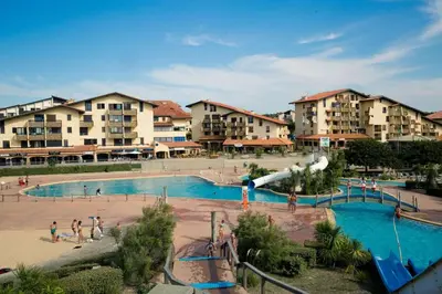Piscine de l'établissement Réf 272,Seignosse océan, Villa Patio à 150m de la plage, avec place de parking et piscine commune , 4 personnes ou située à proximité