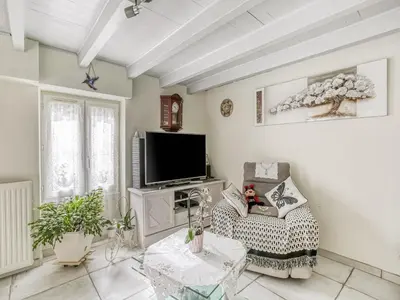 Télévision ou salle de divertissement dans l'établissement Charming Stay in Heart of Dax