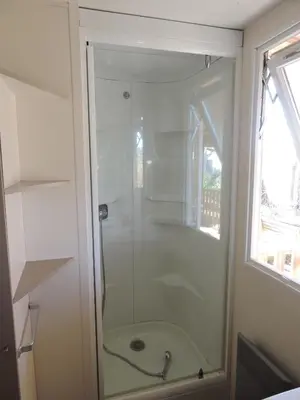 Salle de bains dans l'établissement Mobil-Home climatisé 6p Lac de Mimizan-Aureilhan Rivages des Landes 4 étoiles