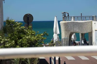 Vue générale sur la mer ou vue sur la mer prise depuis l'appartement