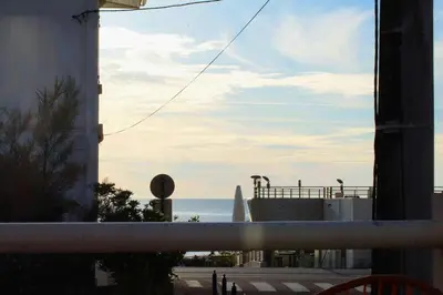 Vue générale sur la mer ou vue sur la mer prise depuis l'appartement