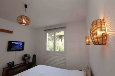 Télévision ou salle de divertissement dans l'établissement Deluxe and luminous apartment front of the sea