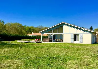 Jardin de l'établissement LA VILLA LANDAISE jacuzzi et piscine chauffée