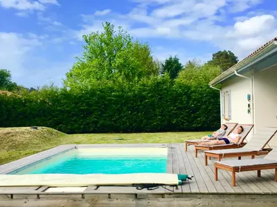 Piscine de l'établissement LA VILLA LANDAISE jacuzzi et piscine chauffée ou située à proximité