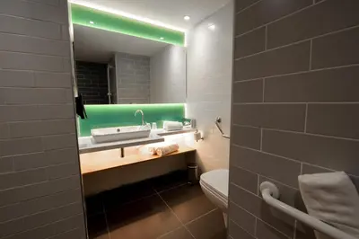 Salle de bains dans l'établissement Holiday Inn Express - Arcachon - La Teste by IHG