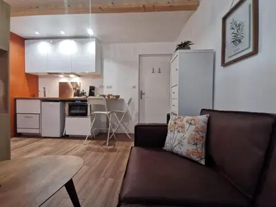 Cuisine ou kitchenette dans l'établissement Les appartements du centre, refaits à neuf, climatisés, hyper centre, 50m à pieds des commerces, restaurants, parking gratuit