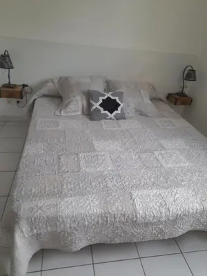Un ou plusieurs lits dans un hébergement de l'établissement Appartement T2 ocean location avec terrasse et parking privé 200mde la plage