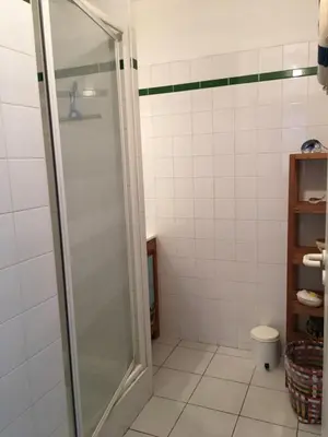Salle de bains dans l'établissement Appartement T2 ocean location avec terrasse et parking privé 200mde la plage