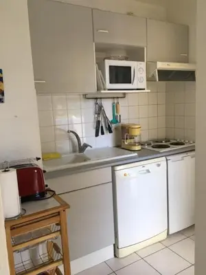 Cuisine ou kitchenette dans l'établissement Appartement T2 ocean location avec terrasse et parking privé 200mde la plage