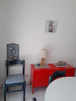 Coin salon dans l'établissement Appartement T2 ocean location avec terrasse et parking privé 200mde la plage