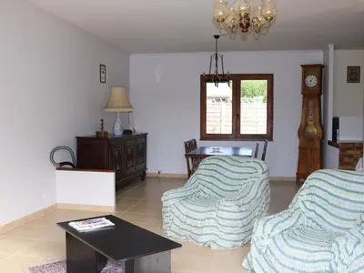 Coin salon dans l'établissement Maison Calme avec Jardin, Proche Lac et Centre, Animaux Bienvenus, Ménage Inclus - FR-1-319-408