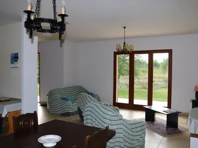 Coin salon dans l'établissement Maison Calme avec Jardin, Proche Lac et Centre, Animaux Bienvenus, Ménage Inclus - FR-1-319-408