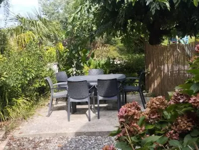 Jardin de l'établissement gite Pedelucq