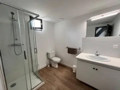 Salle de bains dans l'établissement Les Pastourelles