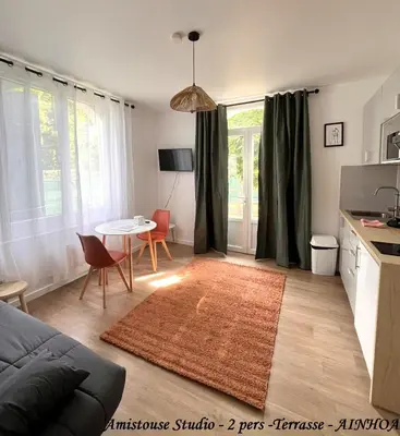 Cuisine ou kitchenette dans l'établissement Les Pastourelles