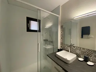 Salle de bains dans l'établissement T3 avec Terrasse et Parking, Ascenseur - Capbreton - FR-1-413-152
