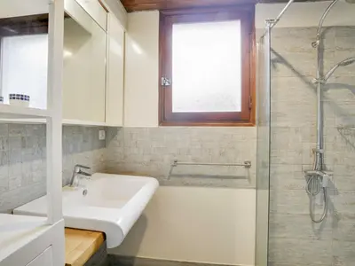 Salle de bains dans l'établissement Maison atypique 7 pers, 2 terrasses, cheminée, à 1,5 km des plages et centre - FR-1-521-143