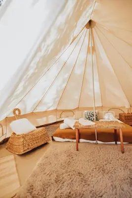 Coin salon dans l'établissement Cocooning Tipi - Seignosse