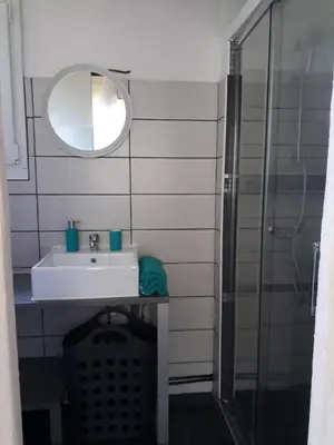 Salle de bains dans l'établissement Maisonnette proche de la plage