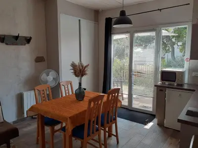 Cuisine ou kitchenette dans l'établissement Maisonnette proche de la plage