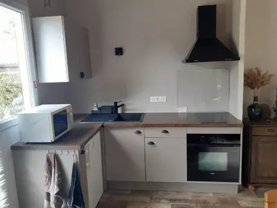 Cuisine ou kitchenette dans l'établissement Maisonnette proche de la plage