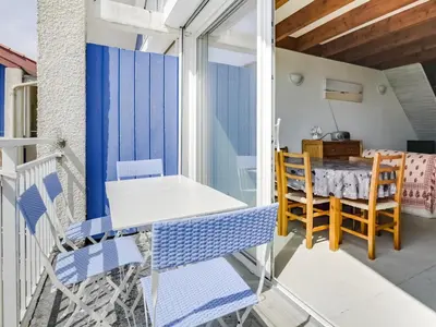 Coin salon dans l'établissement Appartement T3 duplex à 300m de la plage avec parking - FR-1-521-144