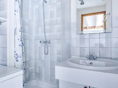 Salle de bains dans l'établissement Appartement T3 duplex à 300m de la plage avec parking - FR-1-521-144