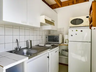 Cuisine ou kitchenette dans l'établissement Appartement T3 duplex à 300m de la plage avec parking - FR-1-521-144