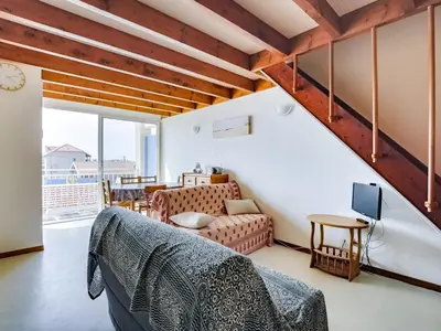 Coin salon dans l'établissement Appartement T3 duplex à 300m de la plage avec parking - FR-1-521-144