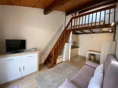 Télévision ou salle de divertissement dans l'établissement Maison Cosy à Capbreton: Proche Plage, Piscine Commune, Terrasse & Parking Sécurisé - FR-1-413-124